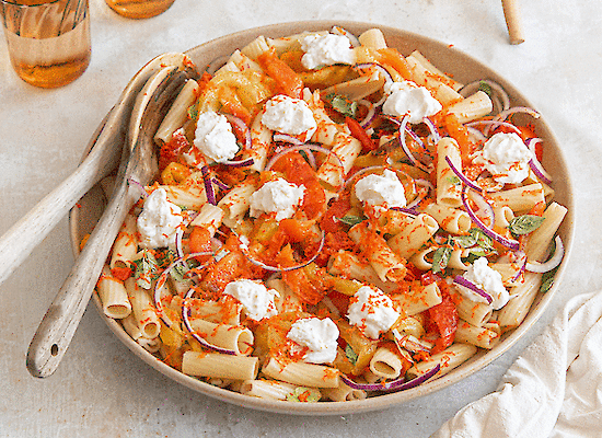 Pasta salade met rode pestokaas van Henri Willig en twee glazen wijn