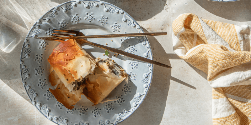 Opengesneden Spanakopita op een bordje