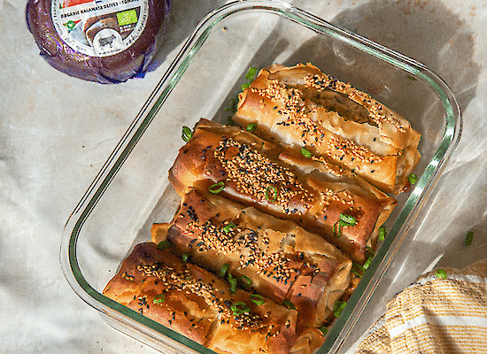Vier spanakopita in een ovenschaal met kaas van Henri Willig