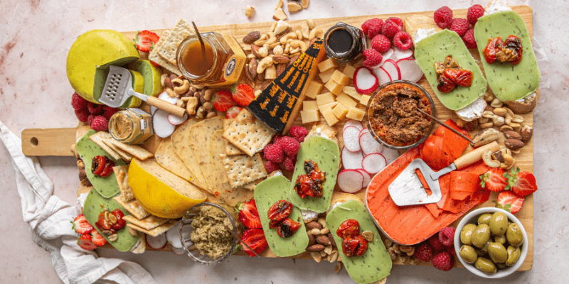 Borrelplank met de bruschetta's en kazen van Henri Willig