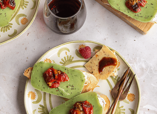 Bruschetta's met Groene Pesto kaas van Henri Willig en gekonfijte tomaatjes
