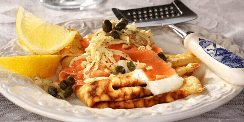 Franse crêpes met kruiden-knoflookkaas en zalm