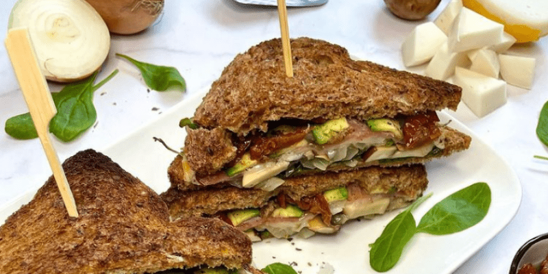 Luxe tosti met geitenkaas, champignons & spinazie