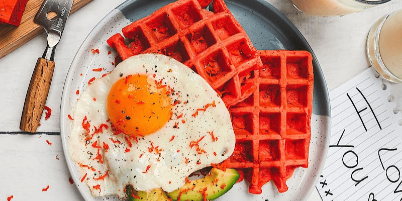 Rode Pesto Kaas Wafels met een gebakken ei en avocado