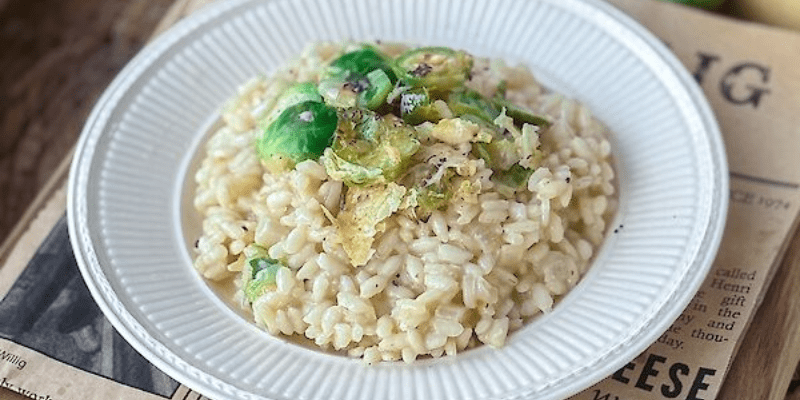 Truffelrisotto met geschaafde spruitjes