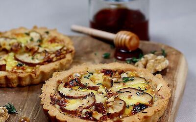 Tartelette with fenugreek cheese, pear & walnut
