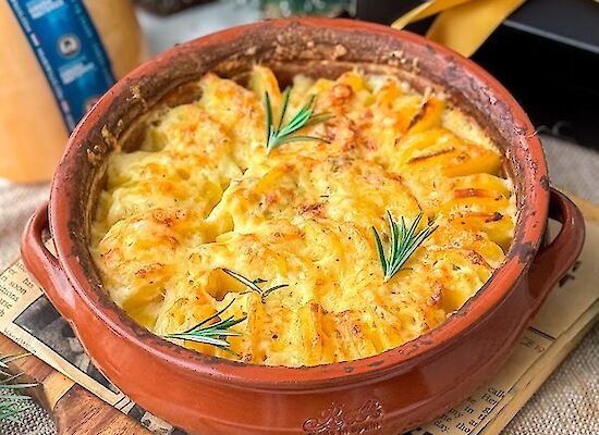 Plat au four de gratin de pommes de terre à la truffe