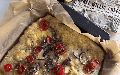 Tarte salée dans un plat allant au four, garnie de fromage Jersey Henri Willig