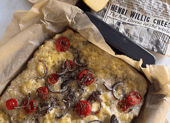 Flatbread in an oven dish with Henri Willig Jersey cheese