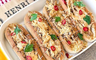 Broodje Pulled Chicken met Chili Kaas