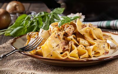 Red Chicken pasta with Henri Willig cheese of your choice